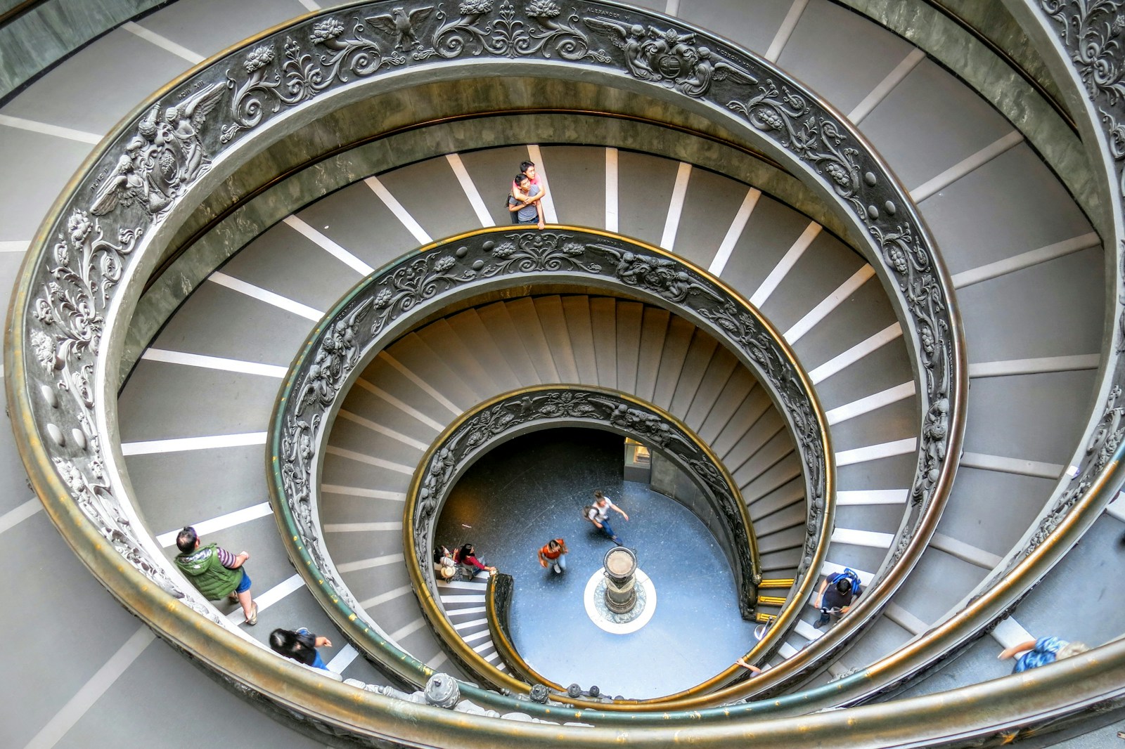 המדרגות הספירליות - Bramante Staircase