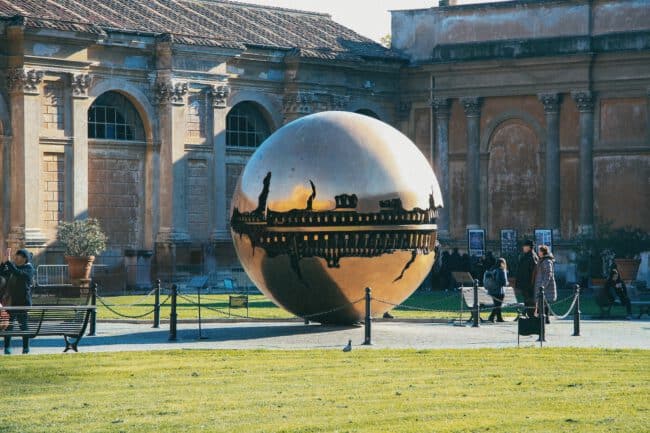 פסל הברונזה המפורסם כדור בתוך כדור בתוך מוזיאון הוותיקן ברומא, איטליה.