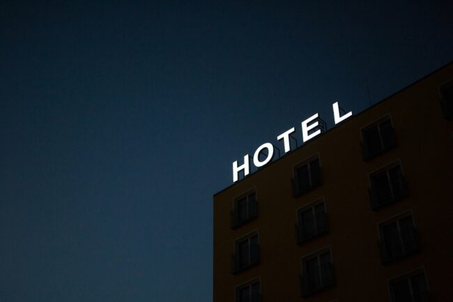 שלט על מלון בלילה