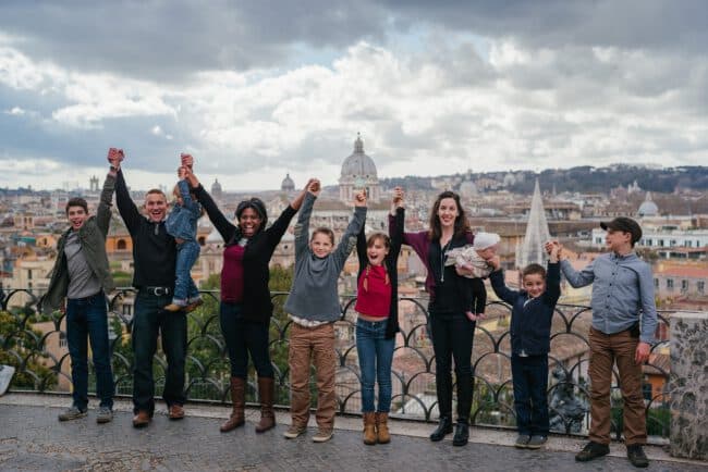 משפחה עם ילדים ברומא על רקע הוותיקן