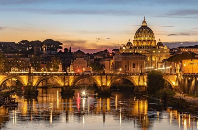 נהר הטיבר ובזיליקת פטרוס הקדוש בשעת ערב ברומא