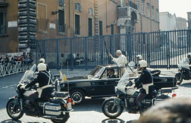 אופנועים מלווים את רכבו של האפיפיור